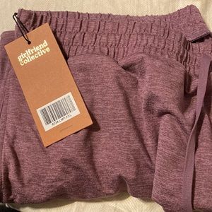 Girlfriend Collective Shorts in plum brand new size XXL